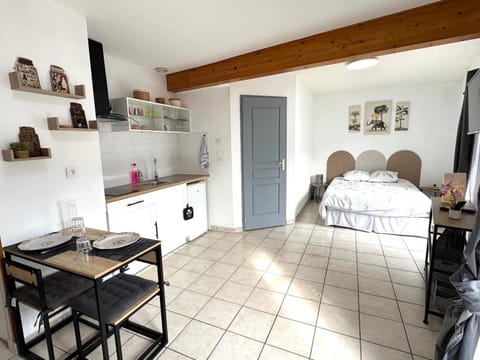 Photo of the whole room, Dining area, kitchen