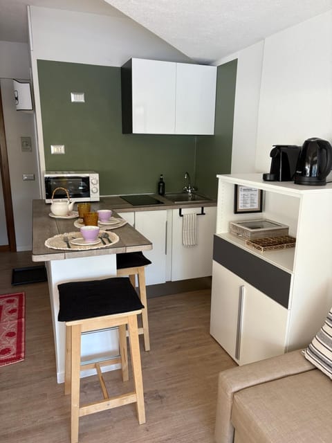 Coffee/tea facilities, Kitchen or kitchenette, Dining area, microwave, stove