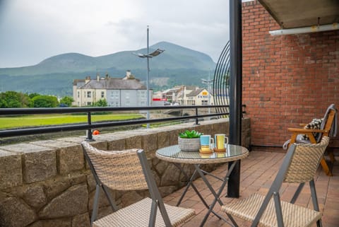 Natural landscape, View (from property/room), Balcony/Terrace, Seating area, Mountain view