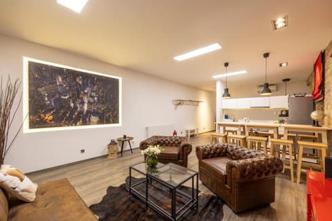 TV and multimedia, Kitchen or kitchenette, Living room, Seating area, Dining area