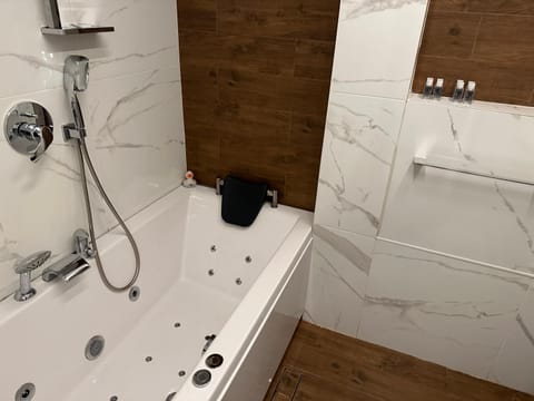 Shower, Toilet, Hot Tub, Hot Tub, Bathroom, Bath