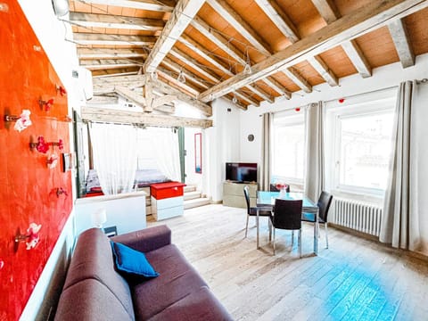 TV and multimedia, Living room, Seating area, Dining area