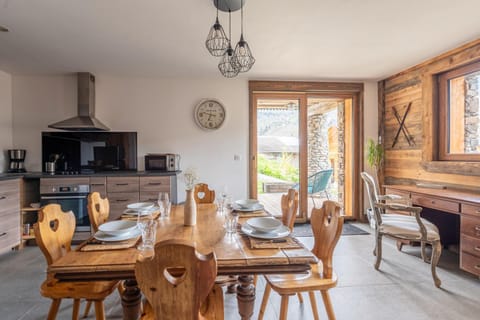 Property building, Kitchen or kitchenette, Living room