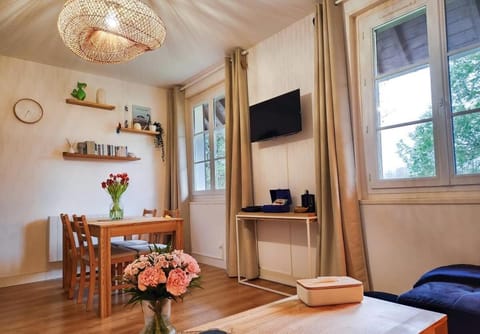 TV and multimedia, Seating area, Dining area