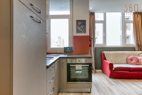 Kitchen or kitchenette, Living room, Seating area, minibar, oven, pet friendly, stove