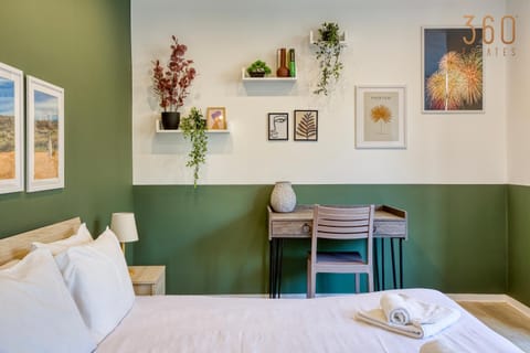 Bed, Living room, Photo of the whole room, Decorative detail, Seating area, Bedroom