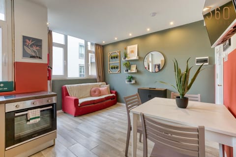 TV and multimedia, Kitchen or kitchenette, Living room, Seating area, Dining area, minibar, oven, stove