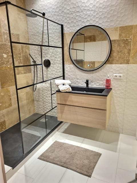 Shower, Bathroom, towels