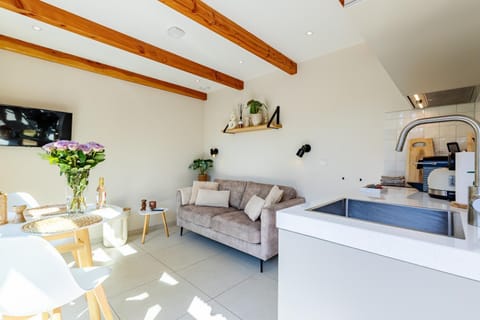 TV and multimedia, Kitchen or kitchenette, Living room, Dining area