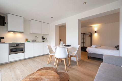 TV and multimedia, Kitchen or kitchenette, Living room, Photo of the whole room, Dining area, Bedroom