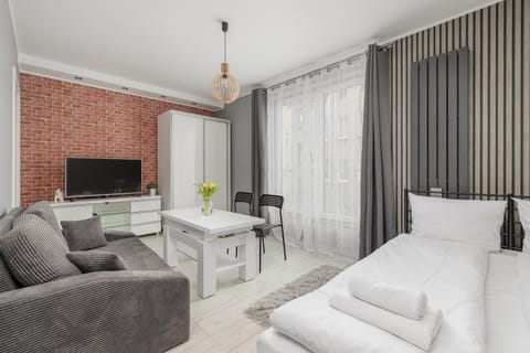 Bed, TV and multimedia, Living room, Photo of the whole room, Seating area, Bedroom