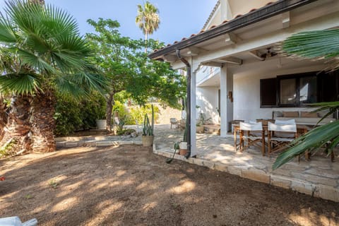 Property building, Patio, Garden, Dining area, Garden view