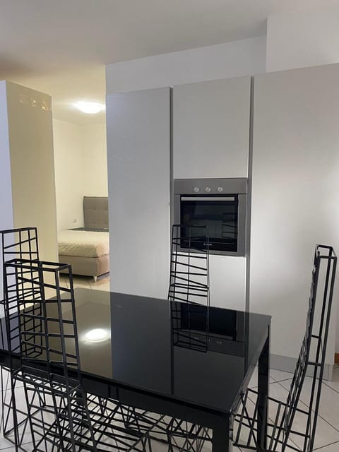 Kitchen or kitchenette, Dining area, stove