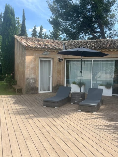 Property building, Spring, Garden, Garden view, sunbed