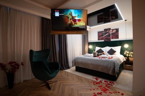 Bed, TV and multimedia, Bedroom