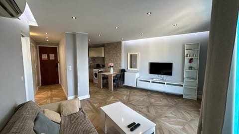 Communal lounge/ TV room, TV and multimedia, Living room, Seating area
