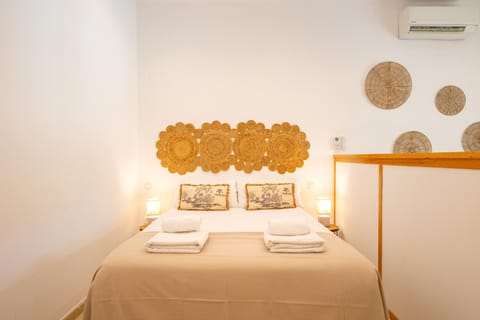 Bed, Photo of the whole room, Bedroom, towels, air conditioner