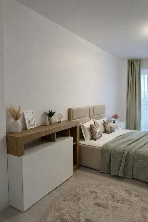 Bed, Seating area, Bedroom