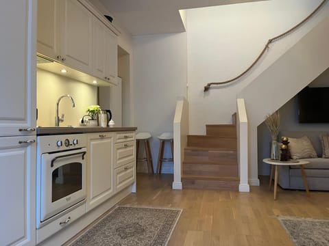 Kitchen or kitchenette, Seating area, Dining area, pet friendly, stove
