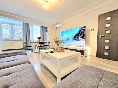Communal lounge/ TV room, TV and multimedia, Living room, Seating area, Dining area, Evening entertainment, air conditioner