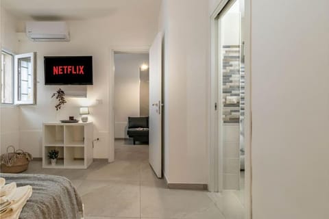 TV and multimedia, Photo of the whole room, Bedroom