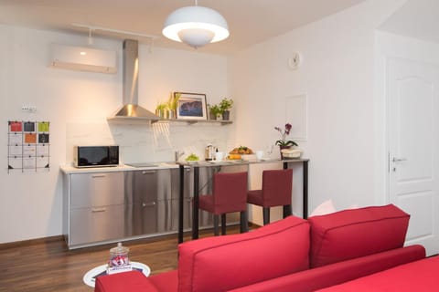 Kitchen or kitchenette, Seating area, stove