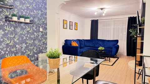 ROOMS NEAR ME - ENTIRE 3 BEDROOM HOUSE WITH DRIVEWAY, lounge, kitchen & washroom with amenities, smart tv, near Worcester hospital House in Worcester