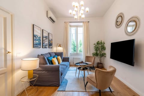 TV and multimedia, Living room, Seating area, air conditioner