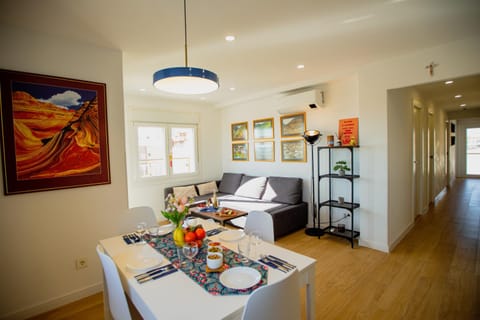 Communal lounge/ TV room, TV and multimedia, View (from property/room), Living room, Food and drinks, Seating area, Dining area, City view, Sea view, Street view, Area and facilities, Area and facilities, Meals, Family, furniture, heating, internet, air conditioner
