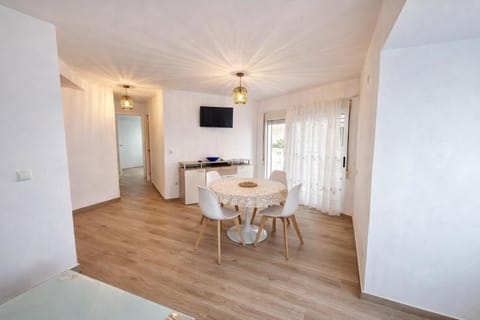 TV and multimedia, Photo of the whole room, Seating area, Dining area