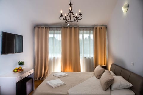 Bed, TV and multimedia, Photo of the whole room, Bedroom, towels