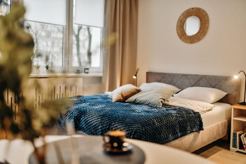 Bed, Photo of the whole room, Seating area, Bedroom