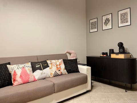 Kitchen or kitchenette, Lounge or bar, Decorative detail, Decorative detail, kitchen, kitchen