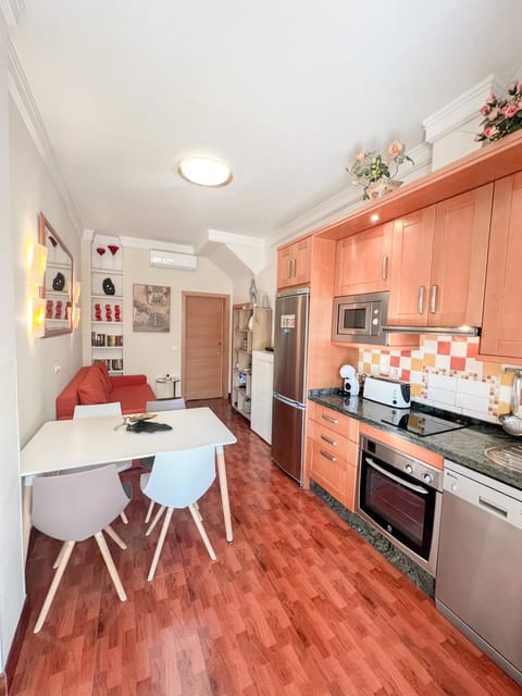 Kitchen or kitchenette, Living room, Dining area, minibar, pet friendly, stove, toaster