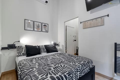 Bed, TV and multimedia, Bedroom
