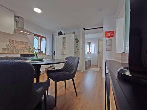 Coffee/tea facilities, Dining area, Bedroom, Food, kitchen