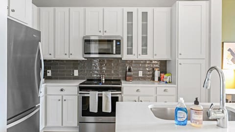 Landing Modern Apartment with Amazing Amenities (ID7994X49) Apartment in Brentwood