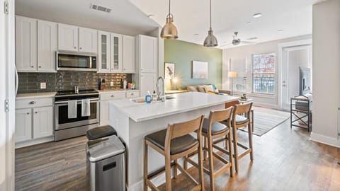 Landing Modern Apartment with Amazing Amenities (ID7994X49) Apartment in Brentwood