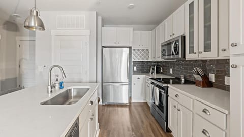 Landing Modern Apartment with Amazing Amenities (ID7994X49) Apartment in Brentwood