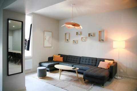 MAISON LE GRATTE CIEL - séminaire ou famille, salle de réunion, 8 chambres Clim, Jardin & Salle de sport Villa in Villeurbanne