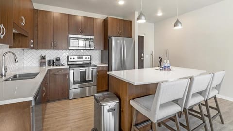 Landing Modern Apartment with Amazing Amenities (ID1231X251) Apartment in Maplewood