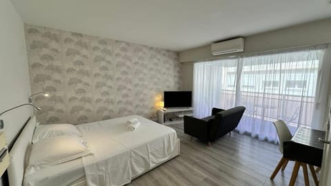 Bed, TV and multimedia, air conditioner