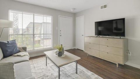 Landing Modern Apartment with Amazing Amenities (ID1243X397) Apartment in Baytown