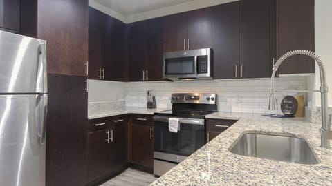 Landing Modern Apartment with Amazing Amenities (ID5879X38) Apartment in Town N Country