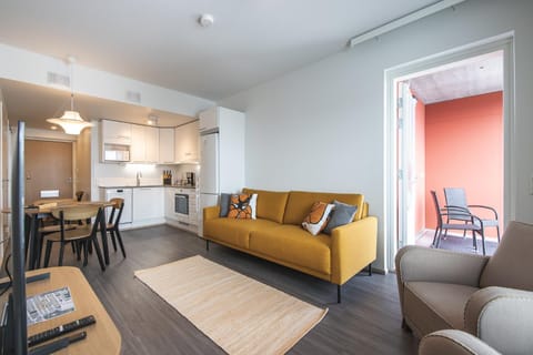 Kitchen or kitchenette, Living room, Seating area, minibar, pet friendly
