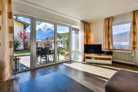 Natural landscape, TV and multimedia, View (from property/room), Balcony/Terrace, Living room, Seating area, Mountain view, internet