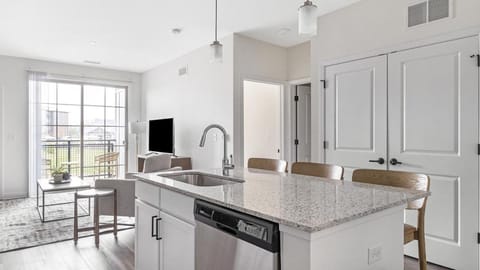 Landing - Modern Apartment with Amazing Amenities (ID8724X92) Apartment in Lombard