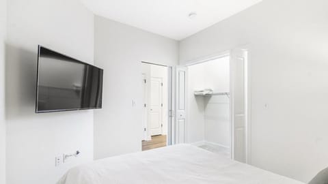 Landing - Modern Apartment with Amazing Amenities (ID8724X56) Apartment in Lombard