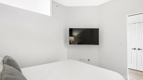 Landing - Modern Apartment with Amazing Amenities (ID8724X56) Apartment in Lombard