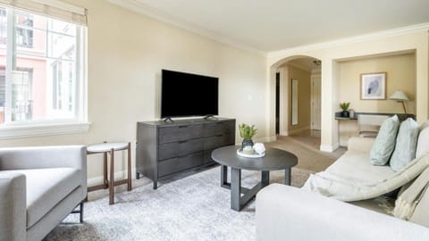 Landing - Modern Apartment with Amazing Amenities (ID1192X964) Apartment in Kirkland